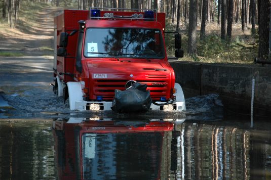 Fahrer und Maschinisten von Rettungskräften sind fast immer auf befestigten Untergrund unterwegs.